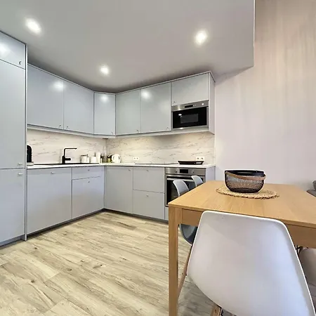 Hébergement de vacances Mazet Climatisé Avec Jardin, Piscine Privée Et Proche Mer, 3 Pièces, 6 Couchages à - Fr-1-226-545 Sainte-Maxime